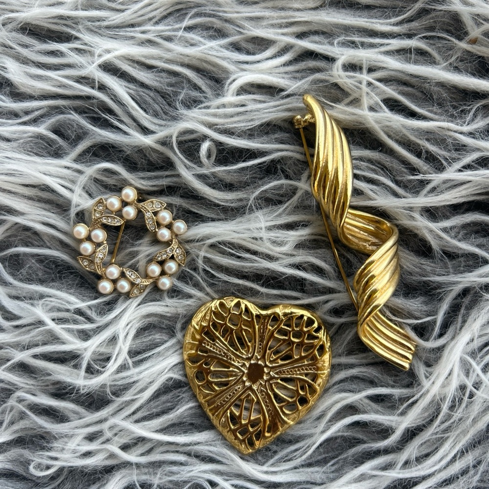Lot Of 3 Vintage Gold Tone Brooch Pins Heart Pearl Wreath Ribbon